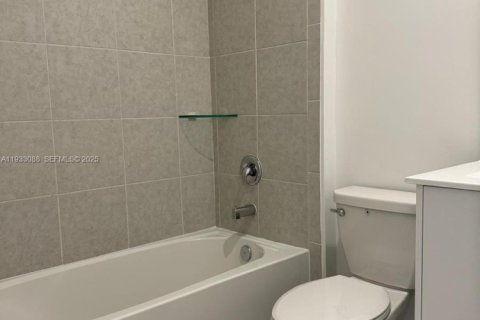 Casa en alquiler en Miami, Florida, 3 dormitorios, 173.73 m2 № 1991870 - foto 12