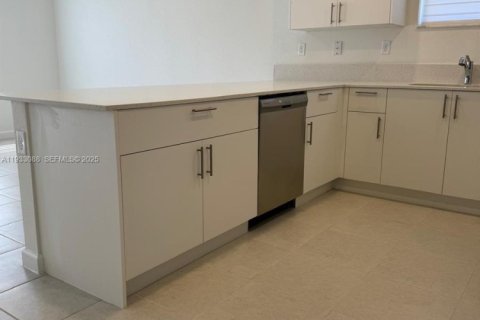 Casa en alquiler en Miami, Florida, 3 dormitorios, 173.73 m2 № 1991870 - foto 16