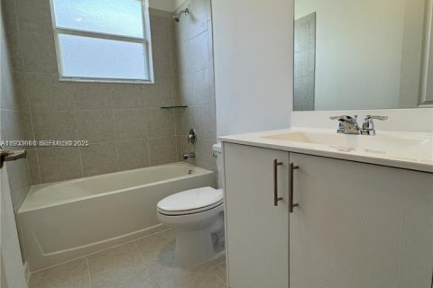 Casa en alquiler en Miami, Florida, 3 dormitorios, 173.73 m2 № 1991870 - foto 10