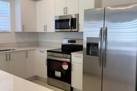 Casa en alquiler en Miami, Florida, 3 dormitorios, 173.73 m2 № 1991870 - foto 15