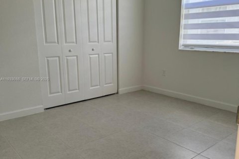 Casa en alquiler en Miami, Florida, 3 dormitorios, 173.73 m2 № 1991870 - foto 6