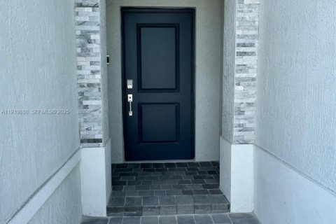 Casa en alquiler en Miami, Florida, 3 dormitorios, 173.73 m2 № 1991870 - foto 4