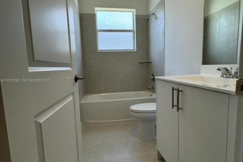 Casa en alquiler en Miami, Florida, 3 dormitorios, 173.73 m2 № 1991870 - foto 9