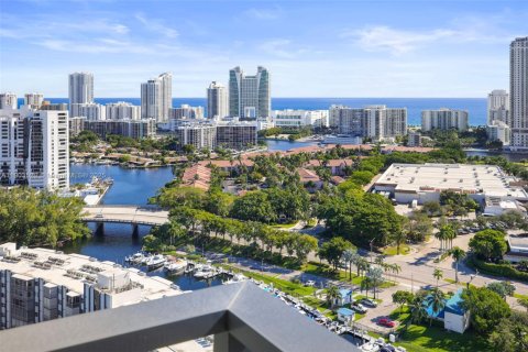 Снять в аренду квартиру в Халландейл-Бич, Флорида 2 спальни, 110.09м2, № 1954603 - фото 1