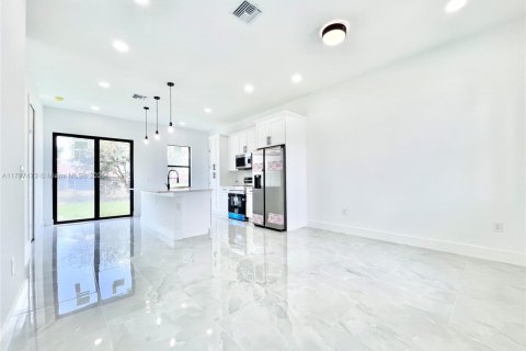 Villa ou maison à vendre à Lehigh Acres, Floride: 3 chambres, 98.2 m2 № 1983191 - photo 2