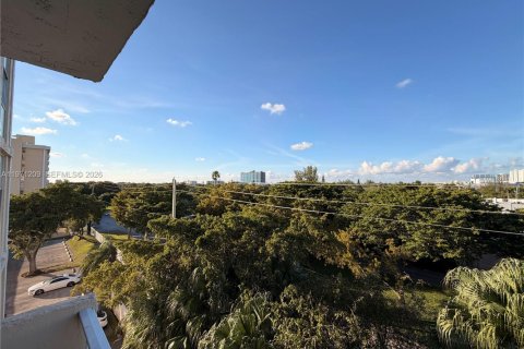 Condominio en venta en North Miami, Florida, 2 dormitorios, 83.98 m2 № 2033017 - foto 9