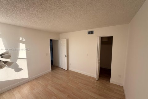 Condominio en venta en North Miami, Florida, 2 dormitorios, 83.98 m2 № 2033017 - foto 13