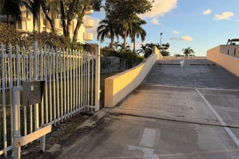 Condominio en venta en North Miami, Florida, 2 dormitorios, 83.98 m2 № 2033017 - foto 18