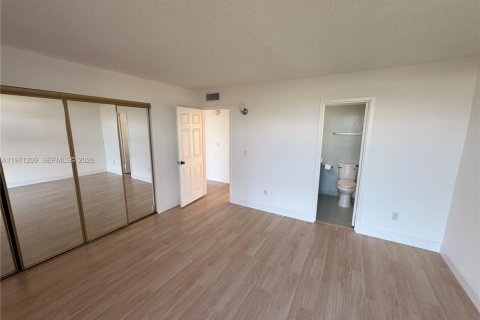 Condominio en venta en North Miami, Florida, 2 dormitorios, 83.98 m2 № 2033017 - foto 12