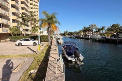 Condominio en North Miami, Florida, 2 dormitorios № 2033017