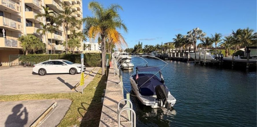 Condominio en North Miami, Florida, 2 dormitorios № 2033017