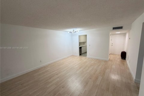 Condominio en venta en North Miami, Florida, 2 dormitorios, 83.98 m2 № 2033017 - foto 23