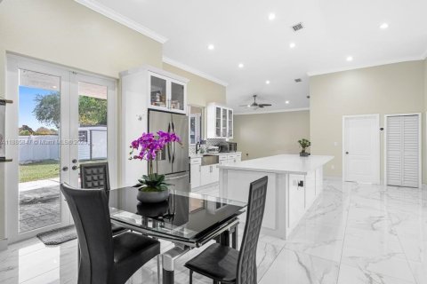 Villa ou maison à vendre à Palmetto Bay, Floride: 4 chambres, 206.24 m2 № 1933753 - photo 16