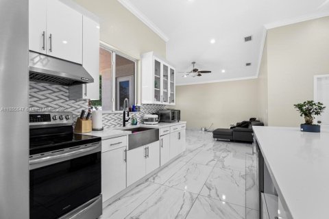 Villa ou maison à vendre à Palmetto Bay, Floride: 4 chambres, 206.24 m2 № 1933753 - photo 15