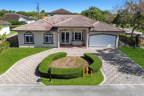 Villa ou maison à vendre à Palmetto Bay, Floride: 4 chambres, 206.24 m2 № 1933753 - photo 4