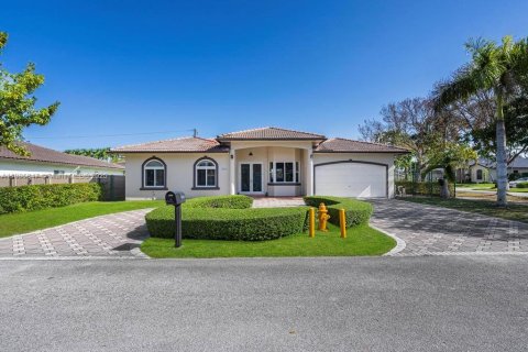 Villa ou maison à vendre à Palmetto Bay, Floride: 4 chambres, 206.24 m2 № 1933753 - photo 2