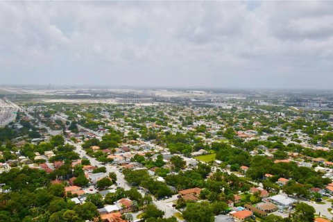 House in Miami, Florida 3 bedrooms, 127.37 sq.m. № 1840883 - photo 13