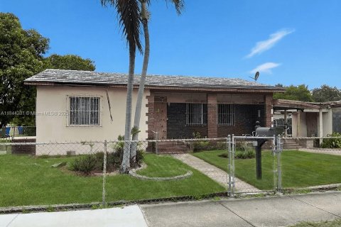 House in Miami, Florida 3 bedrooms, 127.37 sq.m. № 1840883 - photo 1