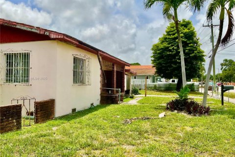 House in Miami, Florida 3 bedrooms, 127.37 sq.m. № 1840883 - photo 3