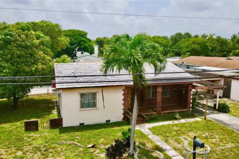 House in Miami, Florida 3 bedrooms, 127.37 sq.m. № 1840883 - photo 2