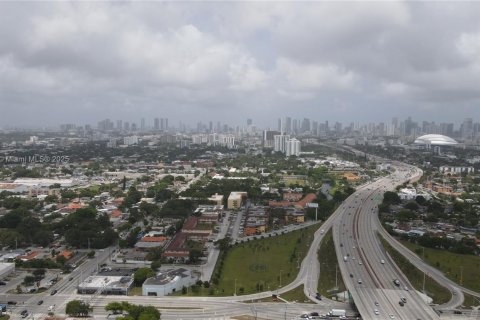 House in Miami, Florida 3 bedrooms, 127.37 sq.m. № 1840883 - photo 17