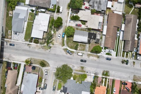House in Miami, Florida 3 bedrooms, 127.37 sq.m. № 1840883 - photo 11