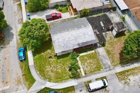 House in Miami, Florida 3 bedrooms, 127.37 sq.m. № 1840883 - photo 10