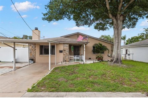 House in Saint Petersburg, Florida 2 bedrooms, 121.7 sq.m. № 2277839