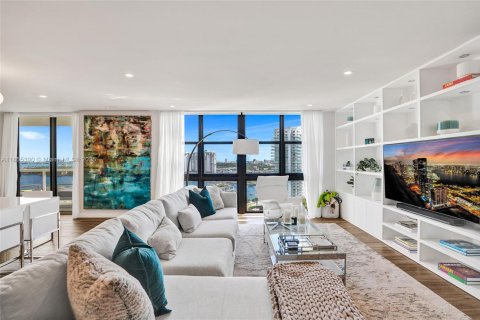 Condo in Miami Beach, Florida, 3 bedrooms  № 1878024 - photo 2