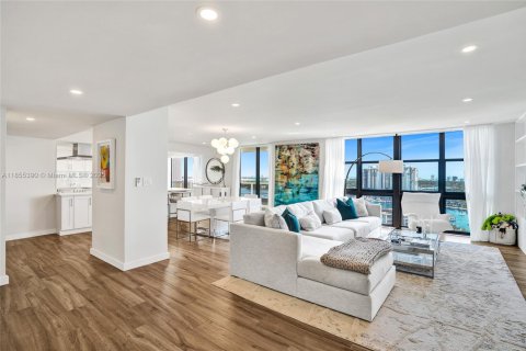 Condo in Miami Beach, Florida, 3 bedrooms  № 1878024 - photo 1