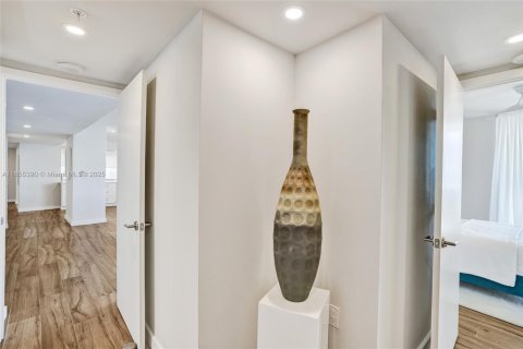 Condo in Miami Beach, Florida, 3 bedrooms  № 1878024 - photo 29
