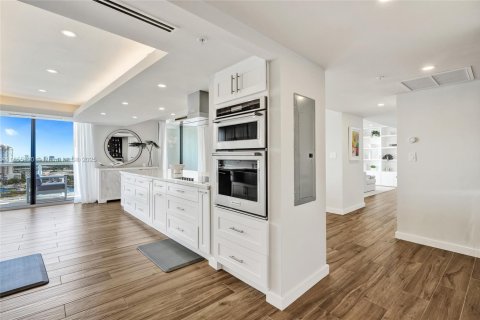 Condo in Miami Beach, Florida, 3 bedrooms  № 1878024 - photo 11