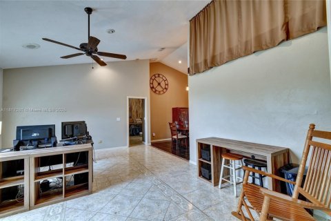 Casa en venta en Lehigh Acres, Florida, 4 dormitorios № 1942902 - foto 11