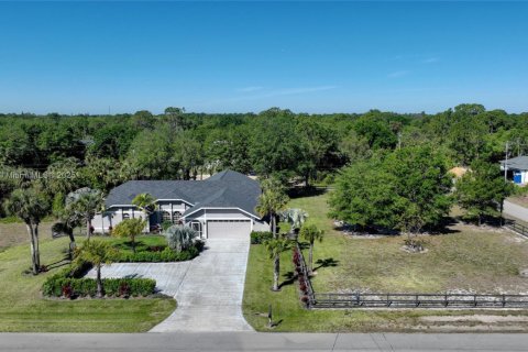 Casa en venta en Lehigh Acres, Florida, 4 dormitorios № 1942902 - foto 2