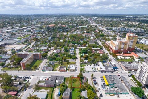 Commercial property in Miami, Florida № 2076864 - photo 16
