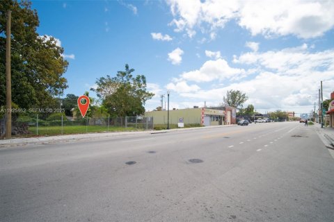 Commercial property in Miami, Florida № 2076864 - photo 11