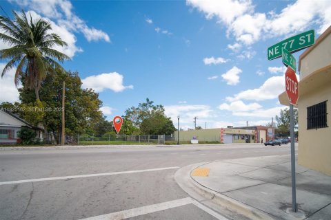 Commercial property in Miami, Florida № 2076864