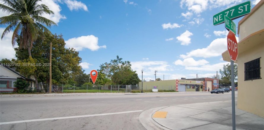 Commercial property in Miami, Florida № 2076864