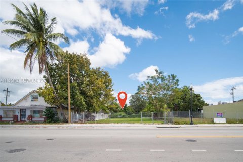 Commercial property in Miami, Florida № 2076864 - photo 2