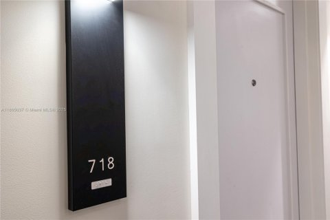 Condo in Hallandale Beach, Florida, 1 bedroom  № 1867169 - photo 14