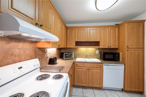 Condo in Hallandale Beach, Florida, 1 bedroom  № 1867169 - photo 11