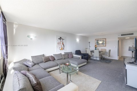Condo in Hallandale Beach, Florida, 1 bedroom  № 1867169 - photo 8