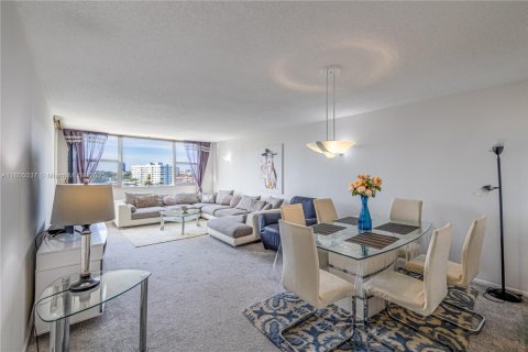 Condo in Hallandale Beach, Florida, 1 bedroom  № 1867169 - photo 17
