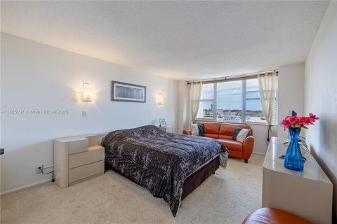 Condo in Hallandale Beach, Florida, 1 bedroom  № 1867169 - photo 9
