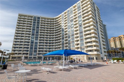 Condo in Hallandale Beach, Florida, 1 bedroom  № 1867169 - photo 4