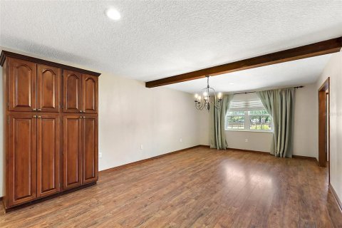 House in Sorrento, Florida 4 bedrooms, 291.34 sq.m. № 1663349 - photo 8