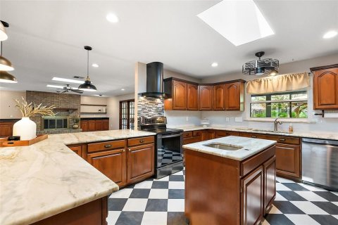 House in Sorrento, Florida 4 bedrooms, 291.34 sq.m. № 1663349 - photo 11