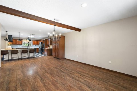 House in Sorrento, Florida 4 bedrooms, 291.34 sq.m. № 1663349 - photo 6