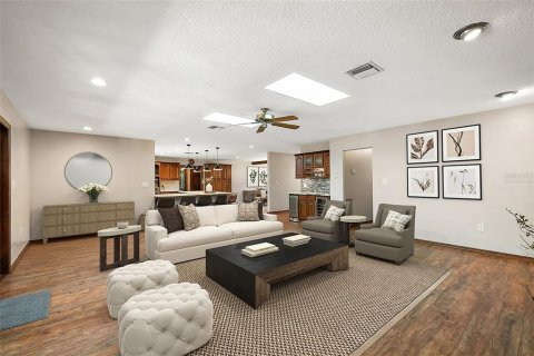 House in Sorrento, Florida 4 bedrooms, 291.34 sq.m. № 1663349 - photo 18