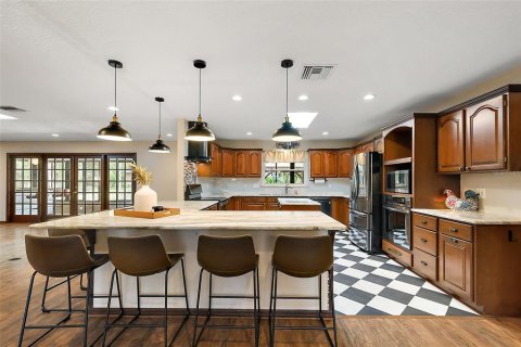House in Sorrento, Florida 4 bedrooms, 291.34 sq.m. № 1663349 - photo 3